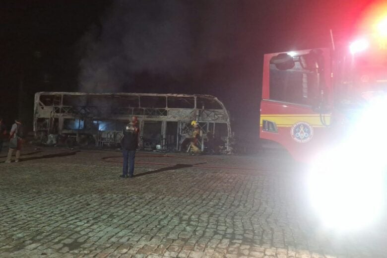 Ônibus da Gontijo com 33 pessoas pega fogo na BR-381, em Antônio Dias