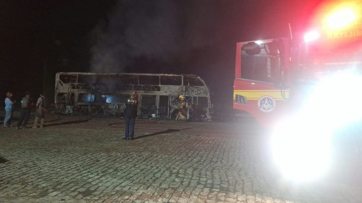Ônibus da Gontijo com 33 pessoas pega fogo na BR-381, em Antônio Dias