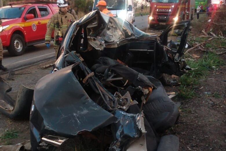 Oficial da PM morre em colisão frontal contra ônibus da Pássaro Verde na MG-424
