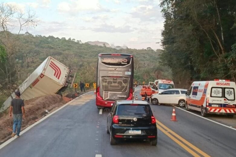 Acidente entre carro e caminhão deixa quatro feridos na BR-381, em São Gonçalo do Rio Abaixo