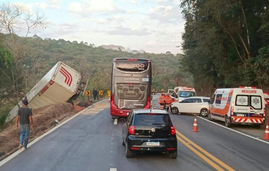 Acidente entre carro e caminhão deixa quatro feridos na BR-381, em São Gonçalo do Rio Abaixo