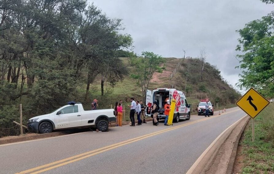 Saveiro perde o controle, sai da pista e bate contra cerca na MG-123, em Rio Piracicaba