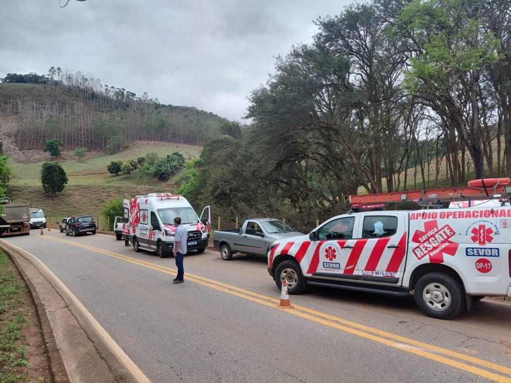 Saveiro perde o controle, sai da pista e bate contra cerca na MG-123, em Rio Piracicaba
