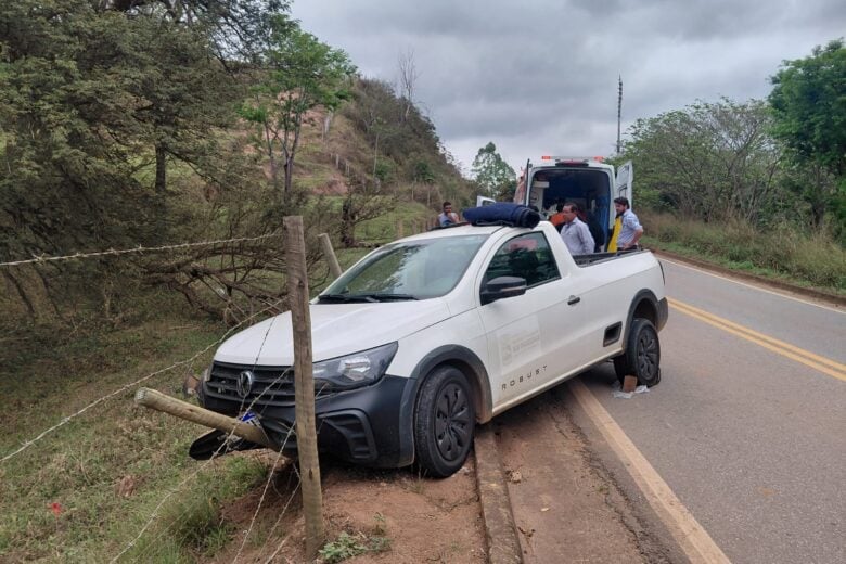 Saveiro perde o controle, sai da pista e bate contra cerca na MG-123, em Rio Piracicaba
