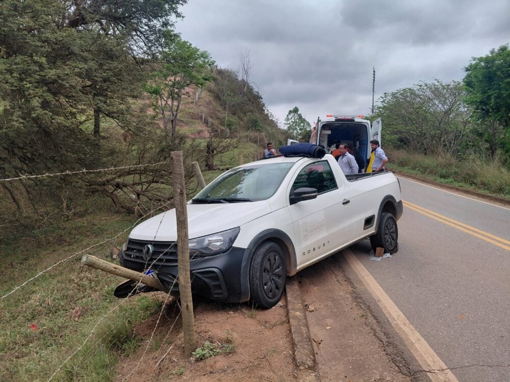Saveiro perde o controle, sai da pista e bate contra cerca na MG-123, em Rio Piracicaba