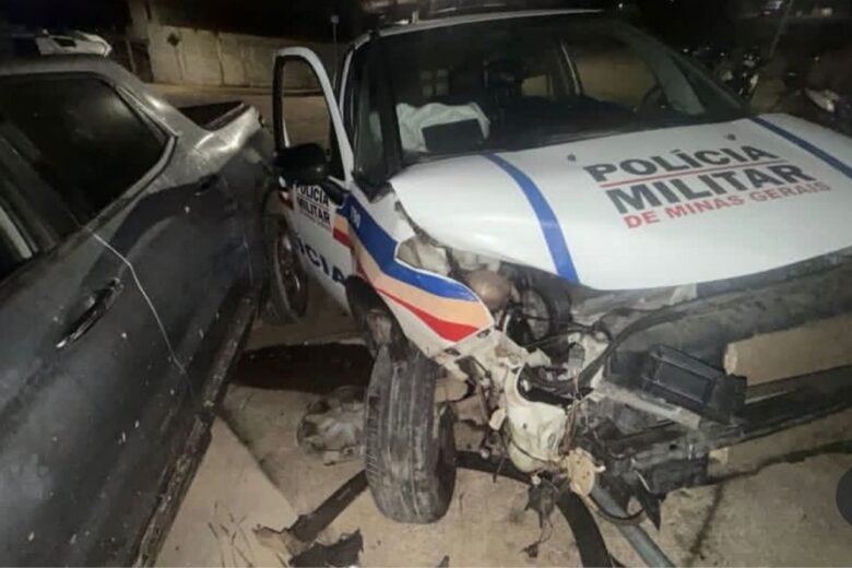 Três policiais ficam feridos após viatura ser atingida por Fiat Toro em João Monlevade