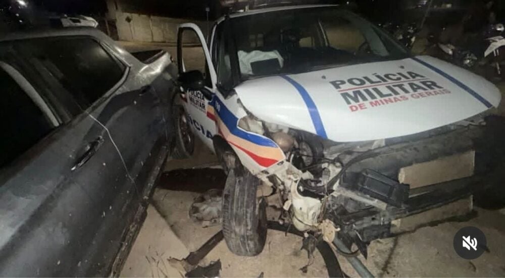 Três policiais ficam feridos após viatura ser atingida por Fiat Toro em João Monlevade