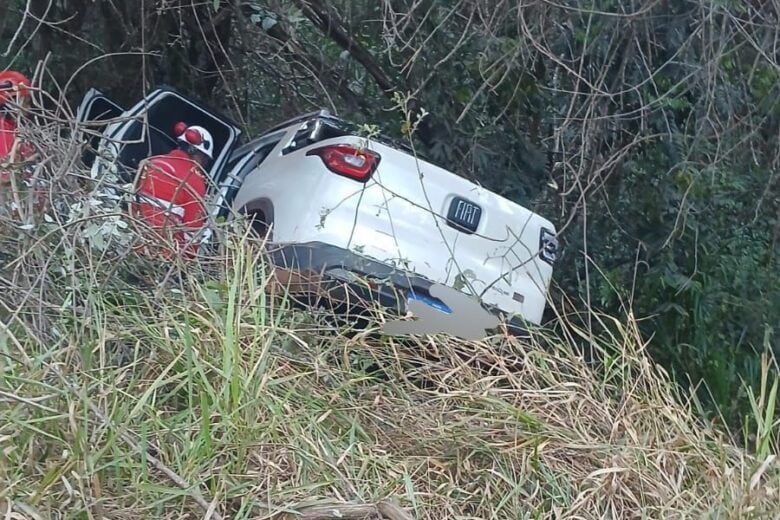 Itabira: casal de idosos fica ferido após veículo sair da pista na MG-462