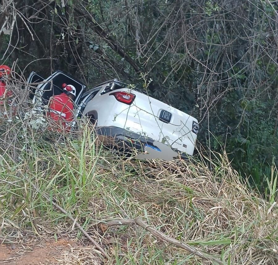 Itabira: casal de idosos fica ferido após veículo sair da pista na MG-462