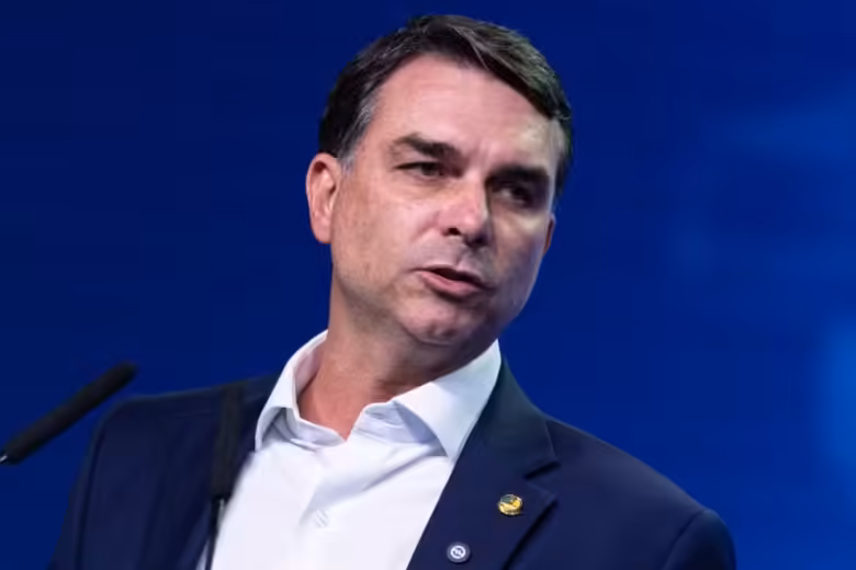 Na Globo, Flávio Bolsonaro criticou a condenação do seu pai e garante que respeitará o resultado das urnas