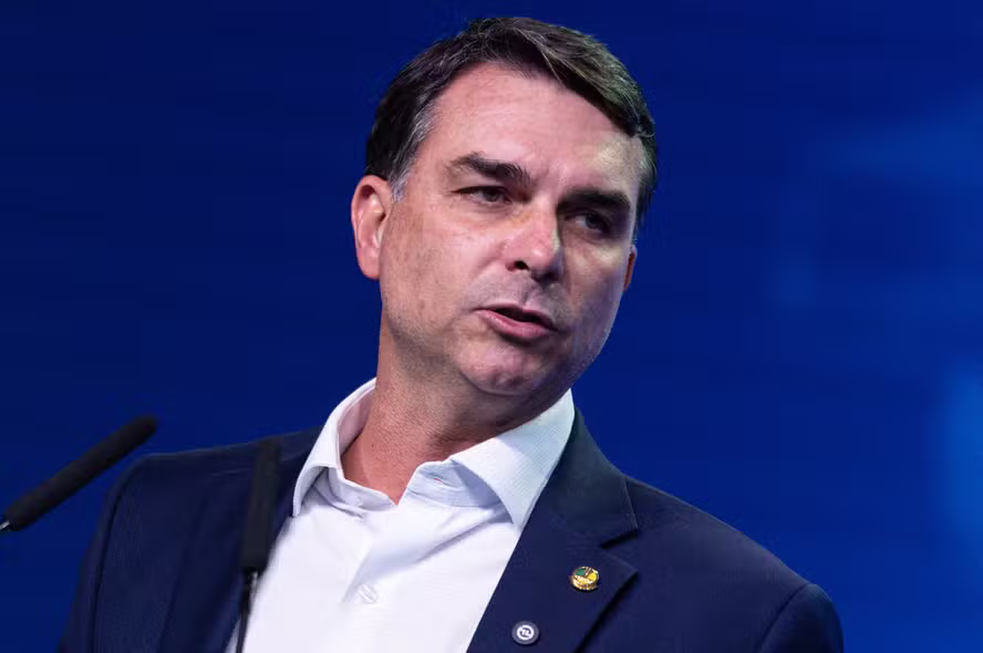 Na Globo, Flávio Bolsonaro criticou a condenação do seu pai e garante que respeitará o resultado das urnas