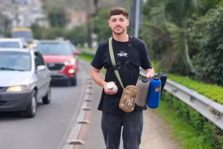 Jovem que perdeu R$ 500 mil em bets vende café em semáforo para ajudar a superar o vício