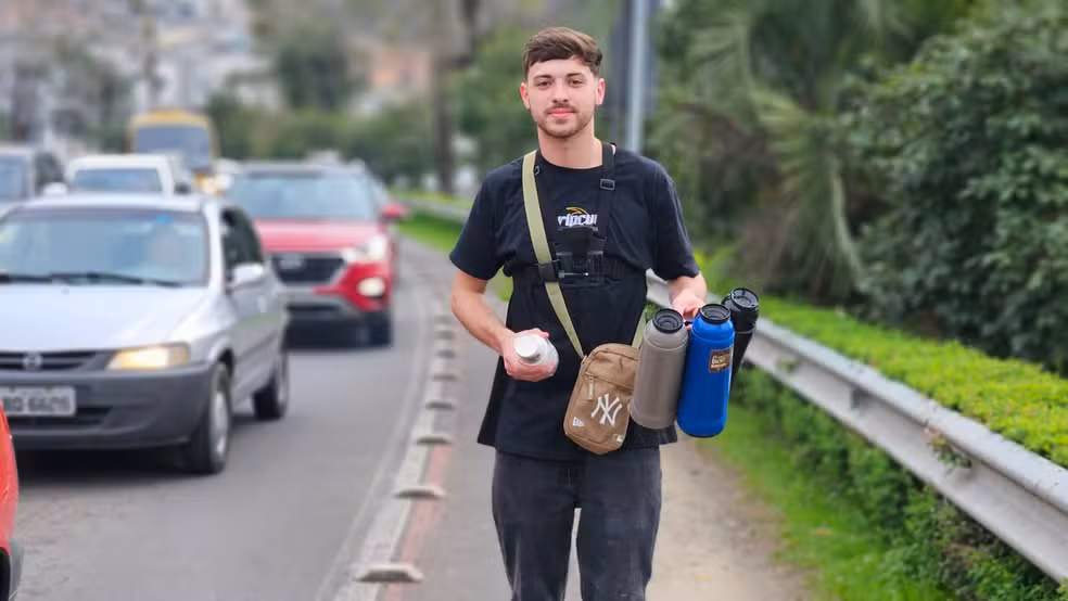 Jovem que perdeu R$ 500 mil em bets vende café em semáforo para ajudar a superar o vício