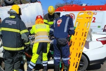 Colisão na MGC-122 mata criança e deixa casal ferido após tombamento de caminhão em Janaúba