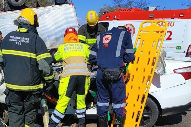 Colisão na MGC-122 mata criança e deixa casal ferido após tombamento de caminhão em Janaúba