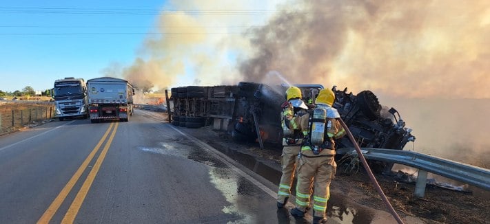 Carreta carregada de minério tomba e pega fogo na BR-354