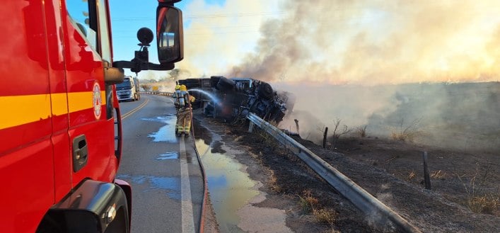 Carreta carregada de minério tomba e pega fogo na BR-354