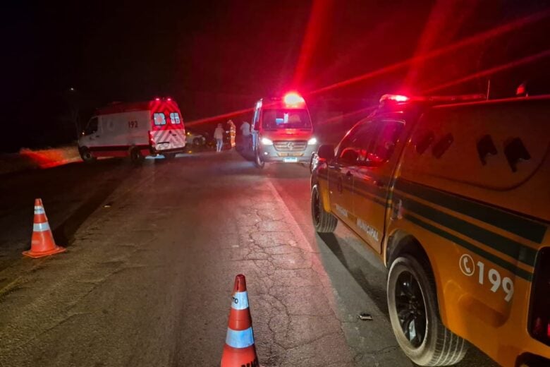 Colisão entre dois carros deixa feridos na BR-356