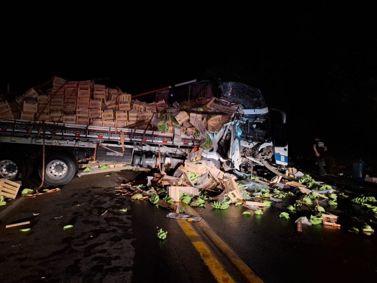 Colisão entre ônibus e caminhão deixa dois mortos e cinco feridos na BR-116