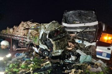 Colisão entre ônibus e caminhão deixa dois mortos e cinco feridos na BR-116