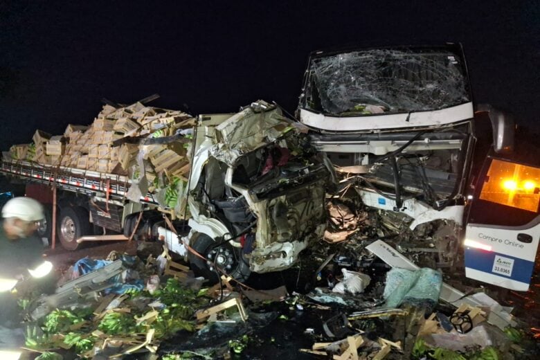 Colisão entre ônibus e caminhão deixa dois mortos e cinco feridos na BR-116