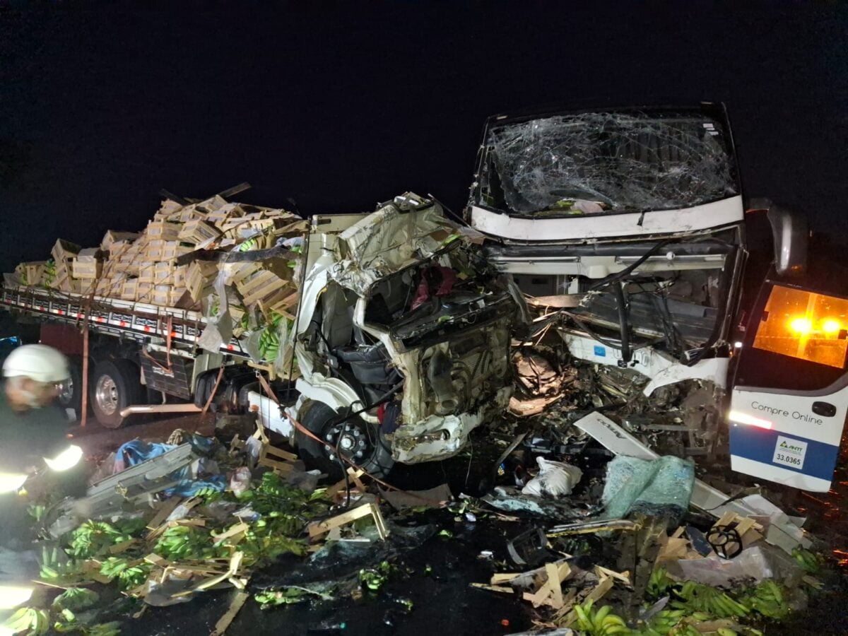 Colisão entre ônibus e caminhão deixa dois mortos e cinco feridos na BR-116