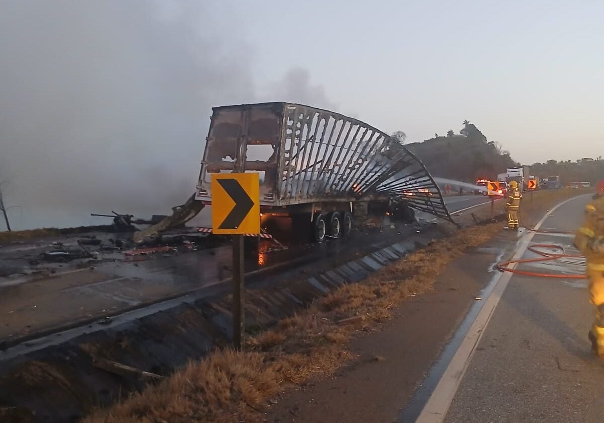 Acidente entre ônibus e caminhão na BR-040 deixa dois mortos e 23 feridos, incluindo bebê e criança