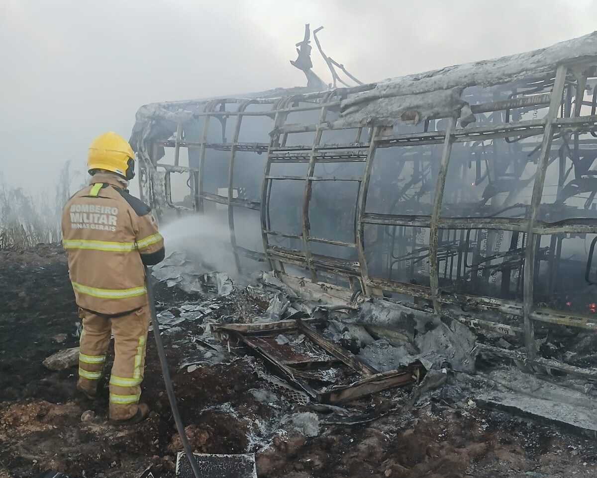 Acidente entre ônibus e caminhão na BR-040 deixa dois mortos e 23 feridos, incluindo bebê e criança