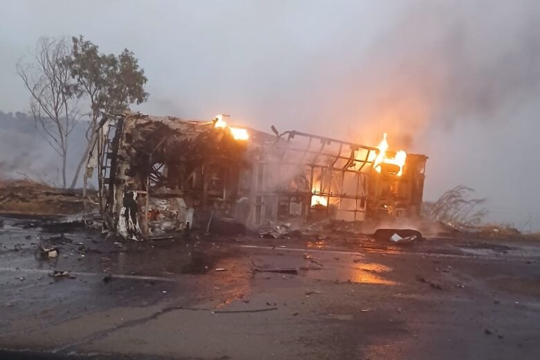 Acidente entre ônibus e caminhão na BR-040 deixa dois mortos e 23 feridos, incluindo bebê e criança