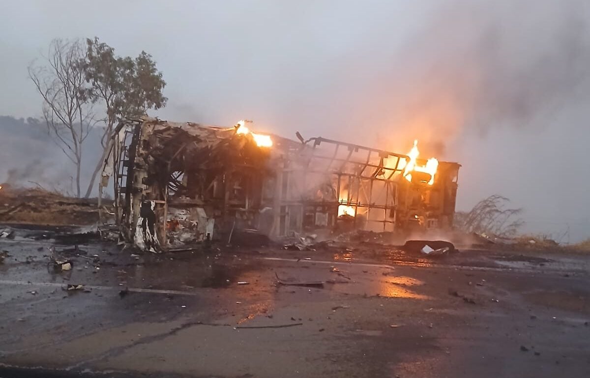 Acidente entre ônibus e caminhão na BR-040 deixa dois mortos e 23 feridos, incluindo bebê e criança