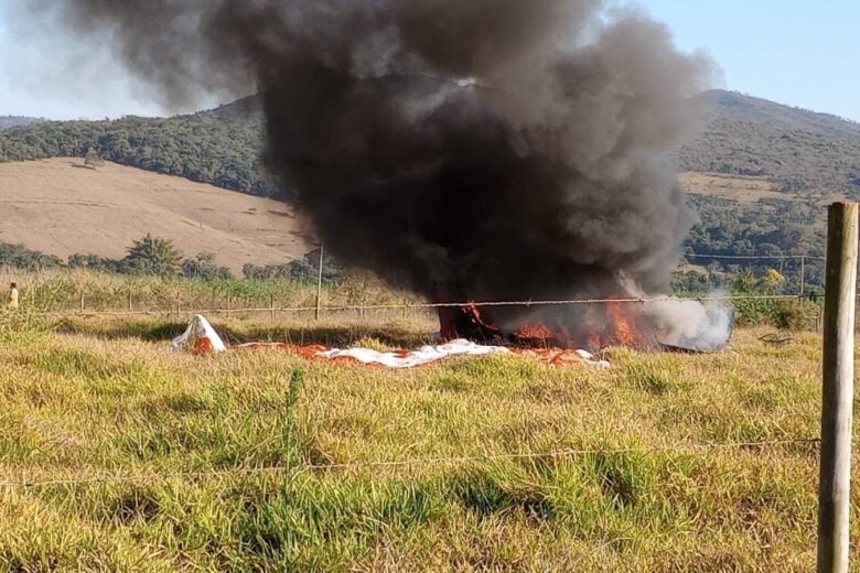 Piloto é socorrido após avião sofrer pane, pegar fogo e cair em área de mata na Grande BH