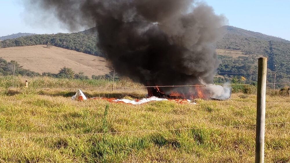 Piloto é socorrido após avião sofrer pane, pegar fogo e cair em área de mata na Grande BH