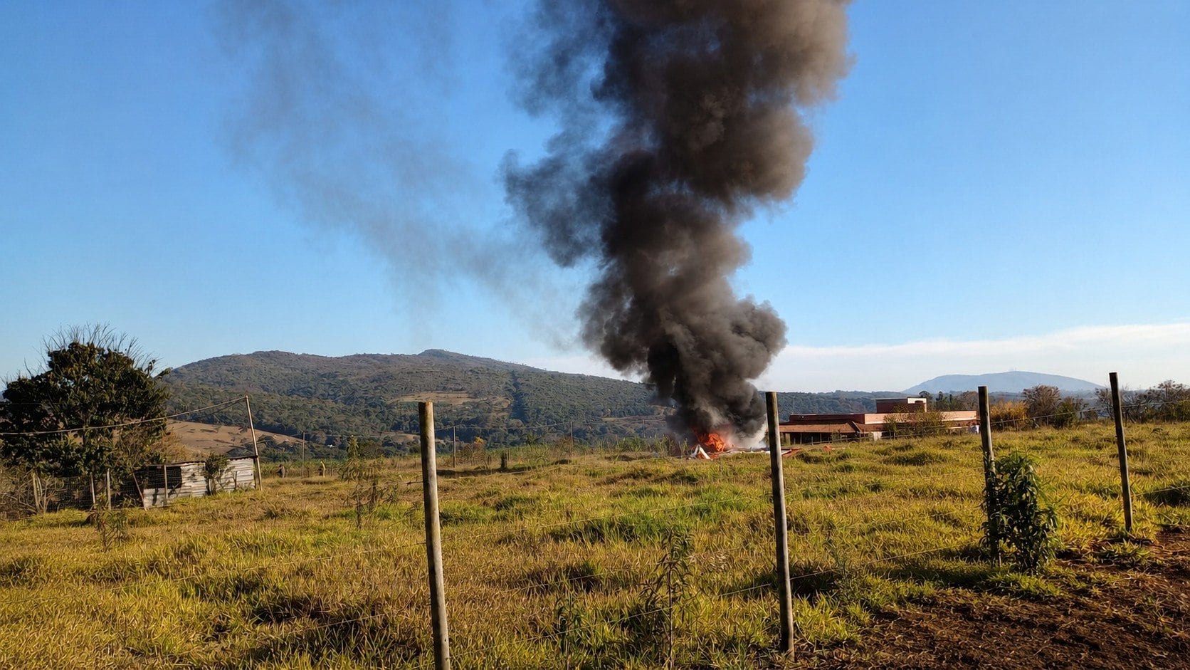Piloto é socorrido após avião sofrer pane, pegar fogo e cair em área de mata na Grande BH