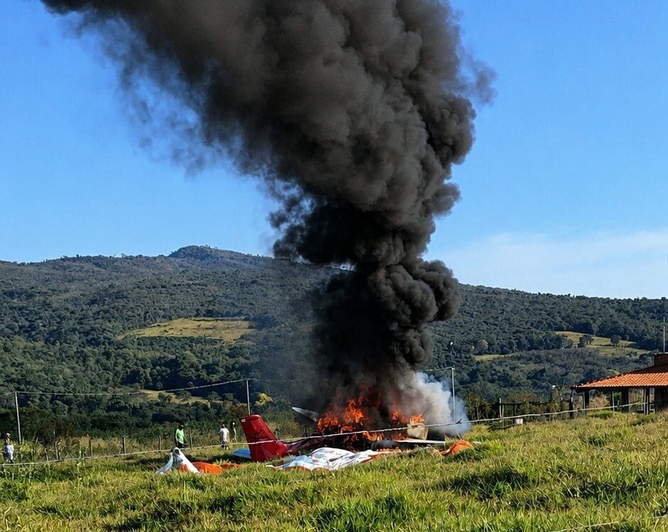 Piloto é socorrido após avião sofrer pane, pegar fogo e cair em área de mata na Grande BH