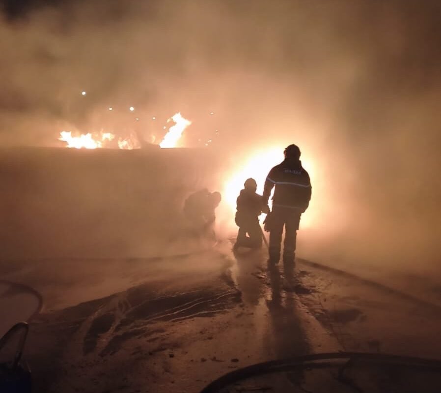 Carreta com combustível tomba e pega fogo na MG-010, em Vespasiano; motorista morre carbonizado