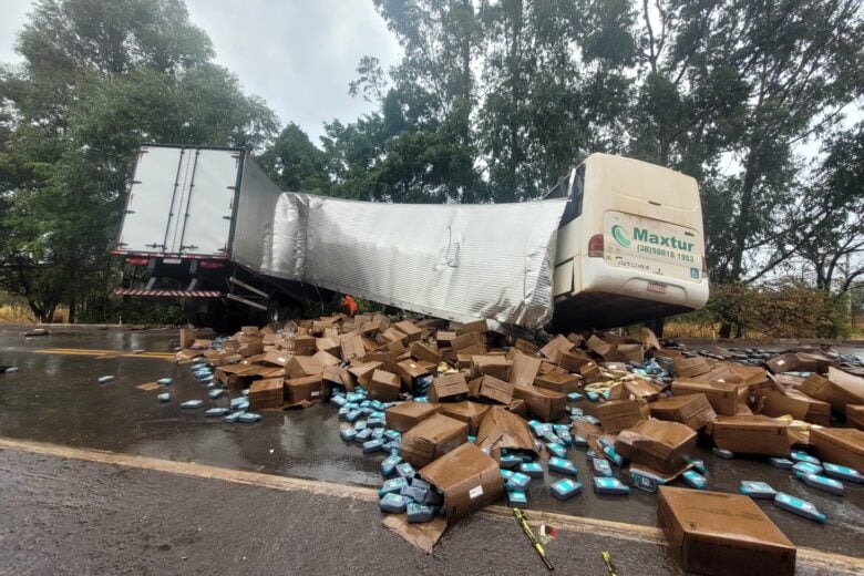 Colisão entre ônibus e caminhão deixa uma pessoa morta e oito feridas na BR-040