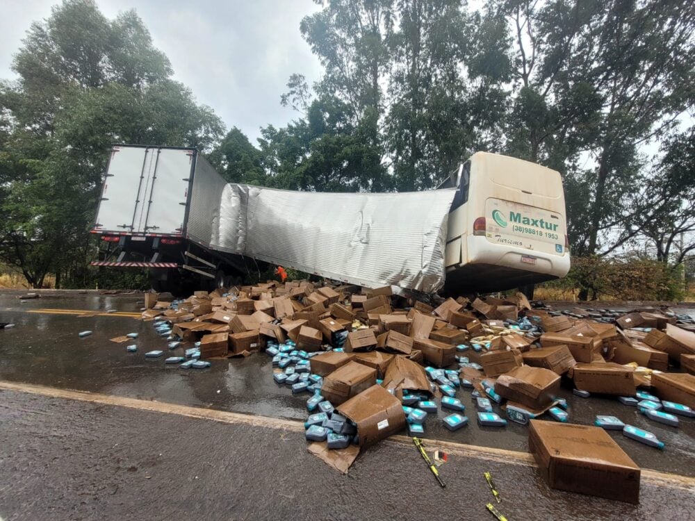 Colisão entre ônibus e caminhão deixa uma pessoa morta e oito feridas na BR-040