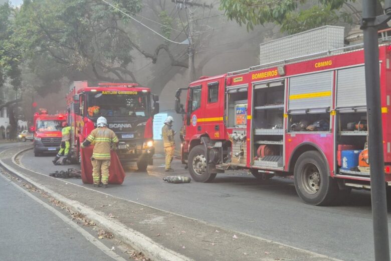 Incêndio atinge prédio comercial desocupado e deixa uma pessoa ferida em Belo Horizonte