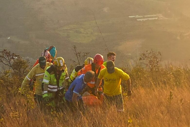 Mulher fica ferida após cair durante voo de parapente no Topo do Mundo, em Brumadinho