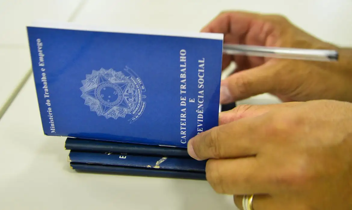Justiça manda Casas Bahia reverter demissões e veta novos cortes