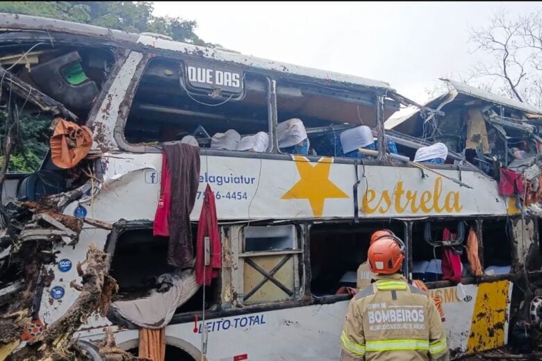 Acidente com ônibus de turismo deixa dez mortos e dezenas de feridos em Petrópolis