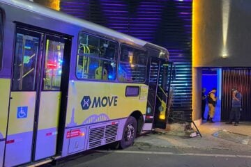 Ônibus do Move invade motel no Anel Rodoviário e deixa duas pessoas feridas em Belo Horizonte