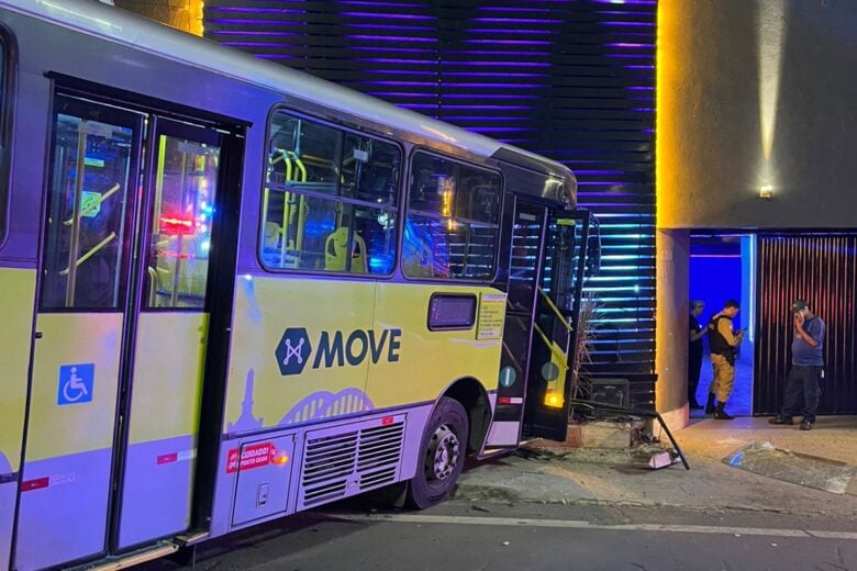 Ônibus do Move invade motel no Anel Rodoviário e deixa duas pessoas feridas em Belo Horizonte