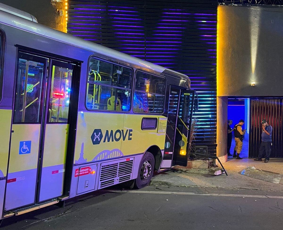 Ônibus do Move invade motel no Anel Rodoviário e deixa duas pessoas feridas em Belo Horizonte