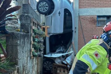 Carro bate em muro de escola e fica pendurado em Vespasiano