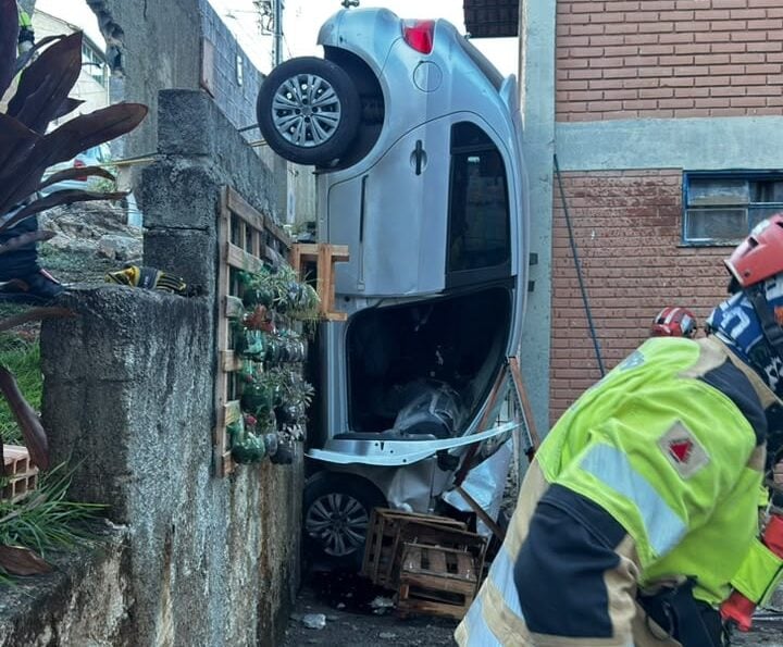 Carro bate em muro de escola e fica pendurado em Vespasiano