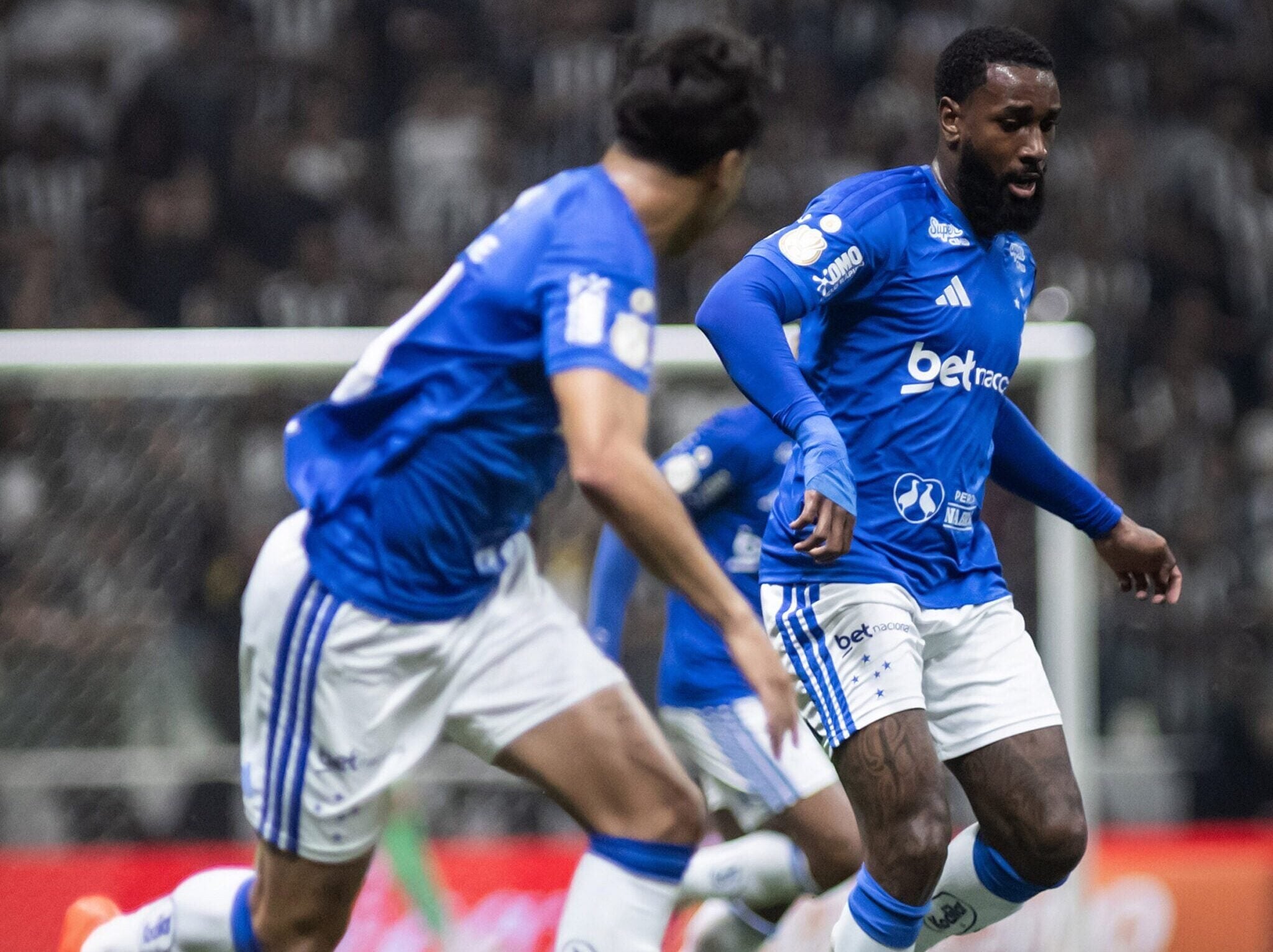 Cruzeiro busca reação no Brasileirão em duelo com o Vitória no estádio do Barradão, em Salvador
