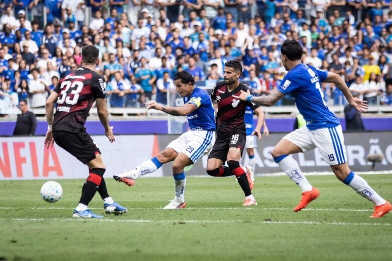Após eliminação na Copa do Brasil, Cruzeiro vence Athletico-PR e ganha fôlego no Brasileirão