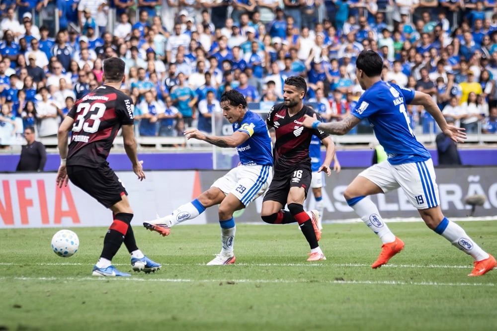 Após eliminação na Copa do Brasil, Cruzeiro vence Athletico-PR e ganha fôlego no Brasileirão