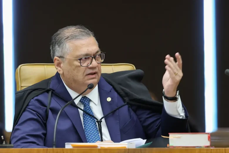 Flávio Dino pede vista de julgamento sobre Moraes e Mendonça